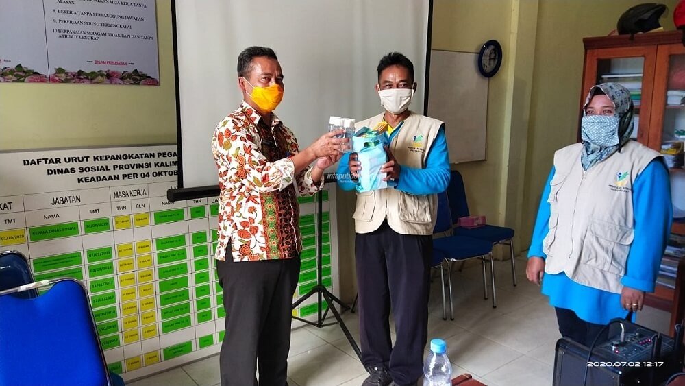 Dinsos Kaltara Salurkan Bantuan APD untuk Pensosmas