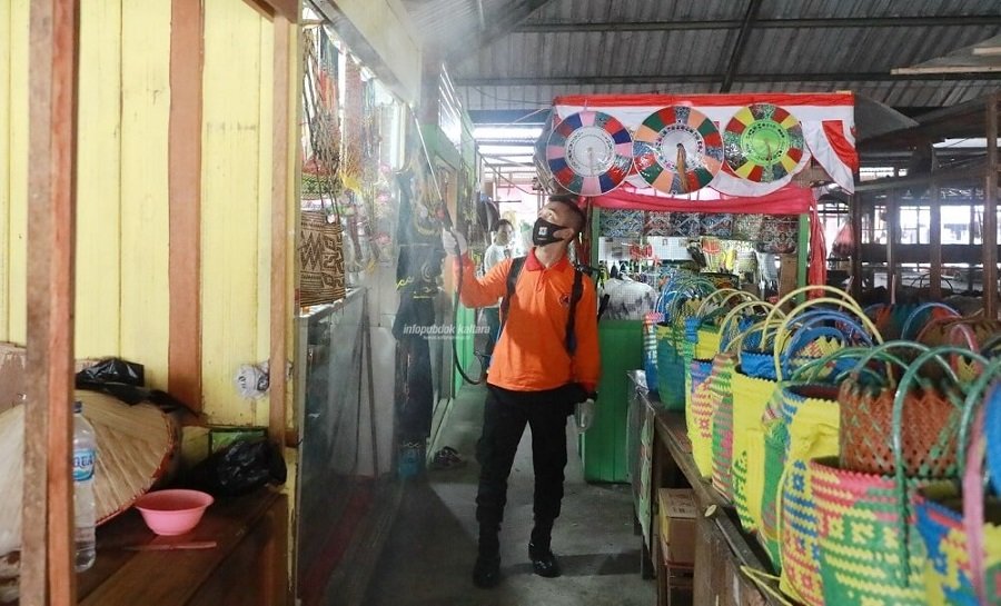 Pasar Induk Tanjung Selor Disemprot Disinfektan