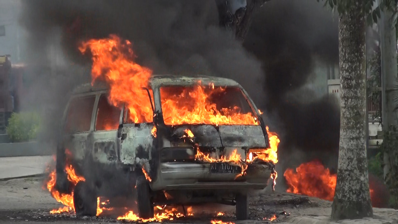 Suzuky Carry Meledak dan Hangus Terbakar Di Depan SPBU Sengkawit