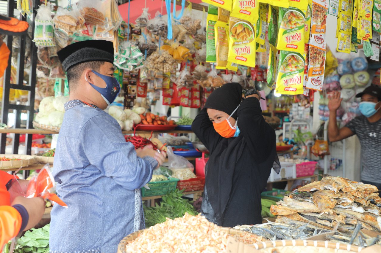 Kampanyekan Prokes Covid 19, Pjs Gubernur Kaltara Bagikan Masker Di Pasa