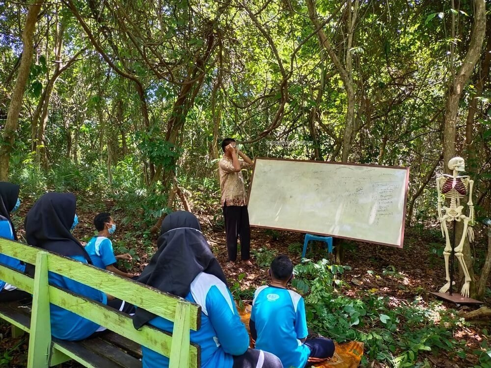 Guru Biologi Sulap Hutan Bersampah jadi Laboratorium Alam