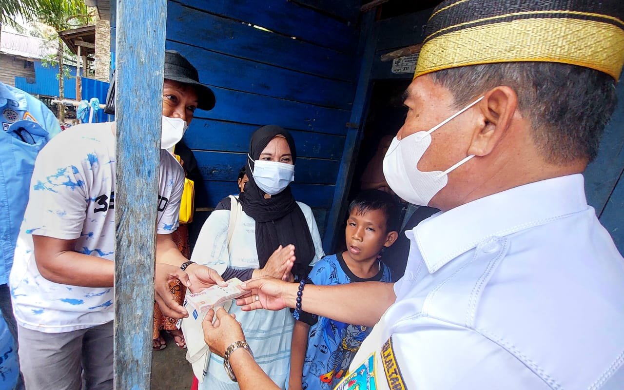 Gubernur Kaltara Santuni Korban Kebakaran di Pantai Amal