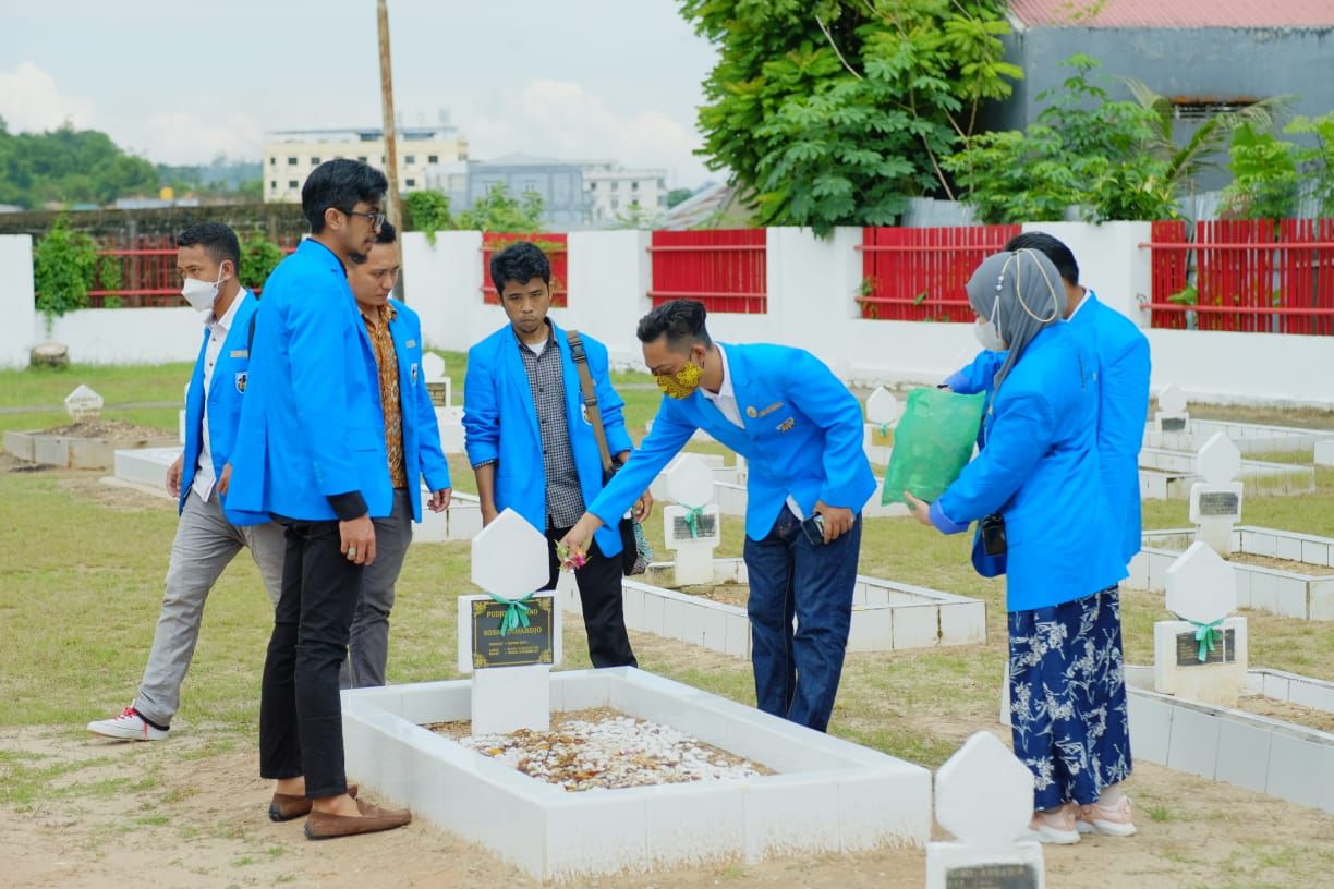 Momentum Sumpah Pemuda, DPD KNPI Tarakan Ziarah Makam Pahlawan & Bantu Korban Kebakaran