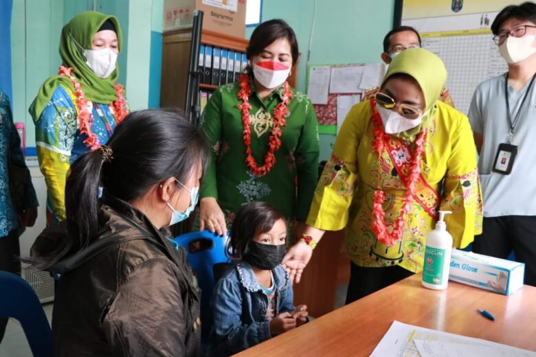 iba di Long Bawan, TP-PKK Kaltara Salurkan Bantuan Kesehatan untuk Ibu dan Balita