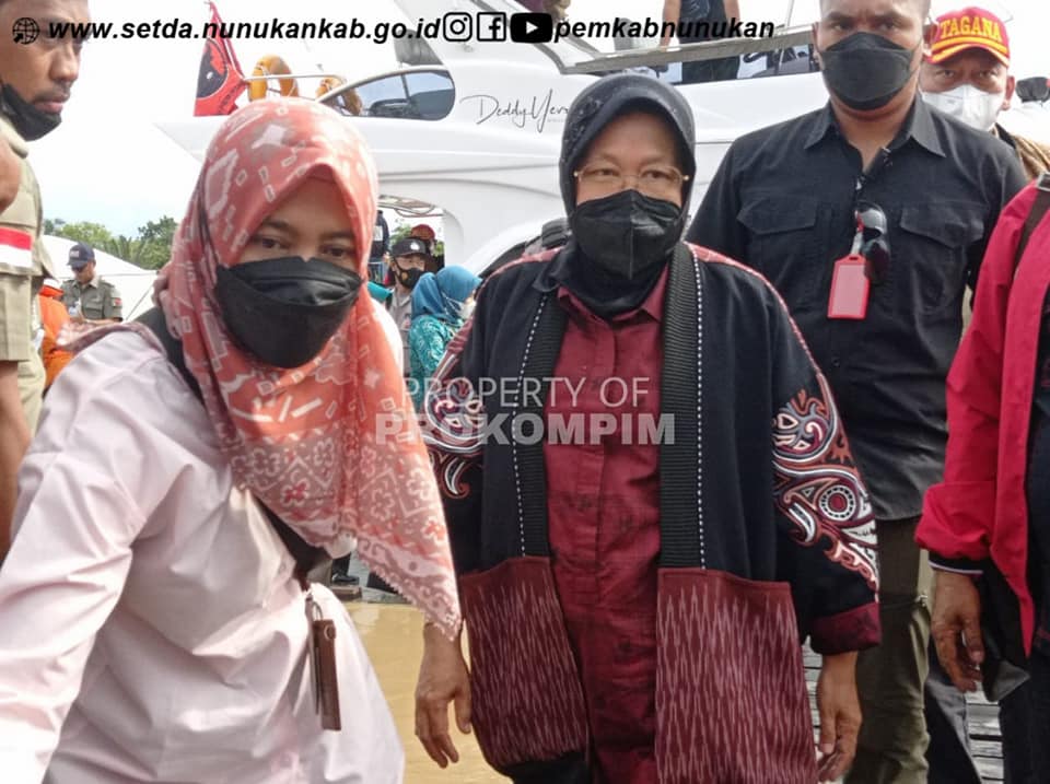 Bupati Laura Dampingi Mensos Tri Rismaharini Tinjau Posko Bencana Banjir Sembakung