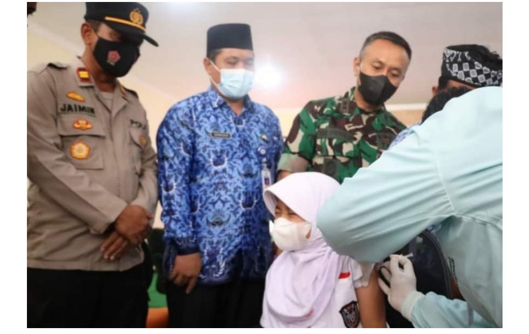 Pemda KTT Gelar Vaksinasi Perdana Anak SD,  Putri Sulung Bupati Ibrahim Ali; Sakitnya Pas Disuntik Aja.