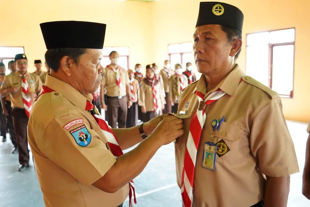 H. Hanafiah melantik Pengurus Majelis Pembimbing Ranting (Mabiran) Gerakan Pramuka Seimanggaris