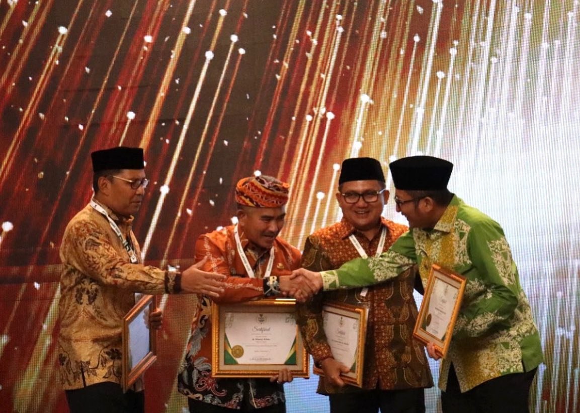 DORONG PENINGKATAN PENGELOLAAN ZAKAT, WALI KOTA RAIH PENGHARGAAN DARI BAZNAS
