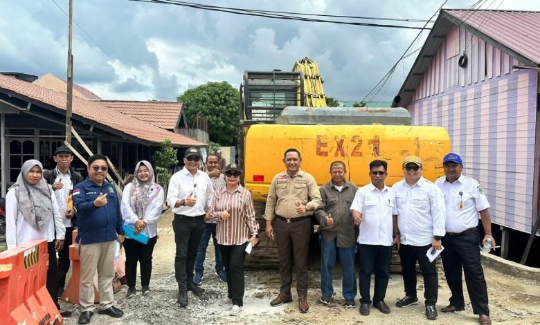 Monitoring Pembangunan Drainase di Loa Ipuh, Seno Aji Turun Langsung ke Lapangan