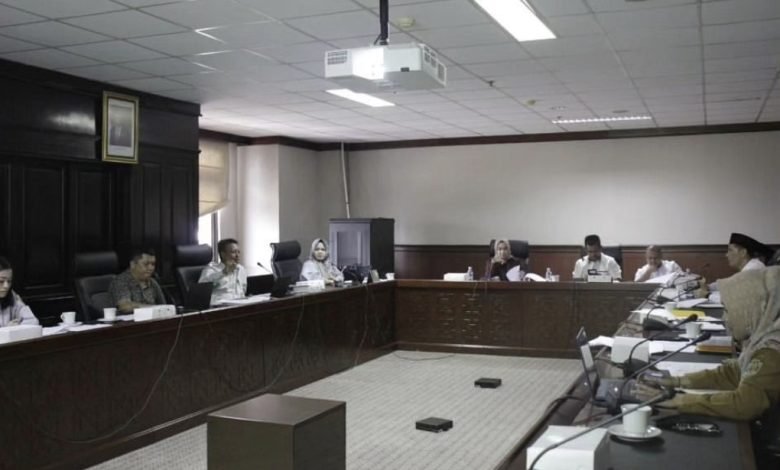 Pansus Bahas Muatan Draft Ranperda Penyelenggaraan Pendidikan Pondok Pesantren dalam RDP