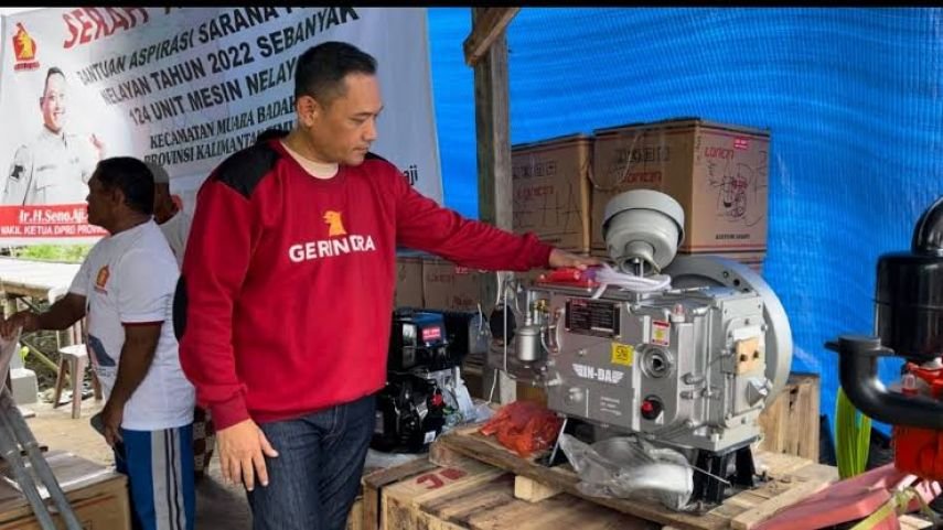 Wakil Ketua DPRD Kaltim Seno Aji Salurkan Bantuan Mesin Kapal ke Nelayan di Kukar