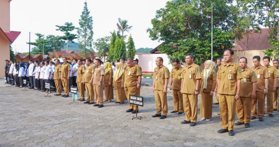 Apel Pagi di Lingkungan Sekretariat DPRD Kaltim, Andrie Sampaikan Tertib Administrasi Kepada Pegawai