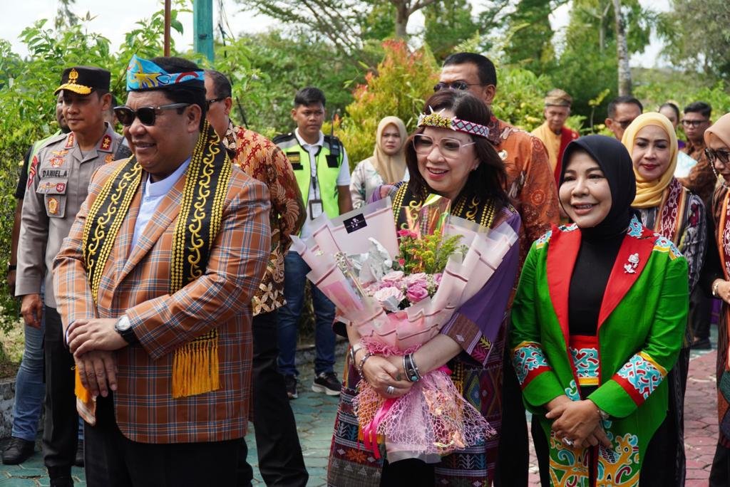 Rahmawati Zainal Sambut Kepala BNN RI Diiringi Tarian “Kesaboi Bais”