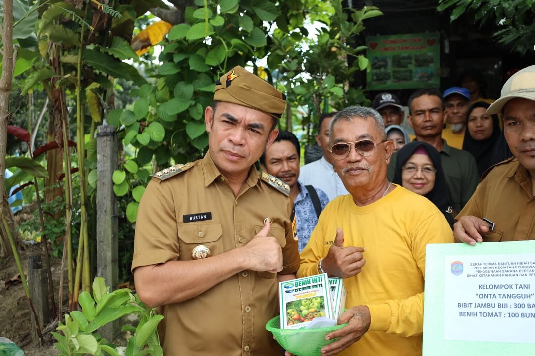 Pj Wali Kota Tarakan Serahkan Bantuan Bibit Kepada Petani Lokal