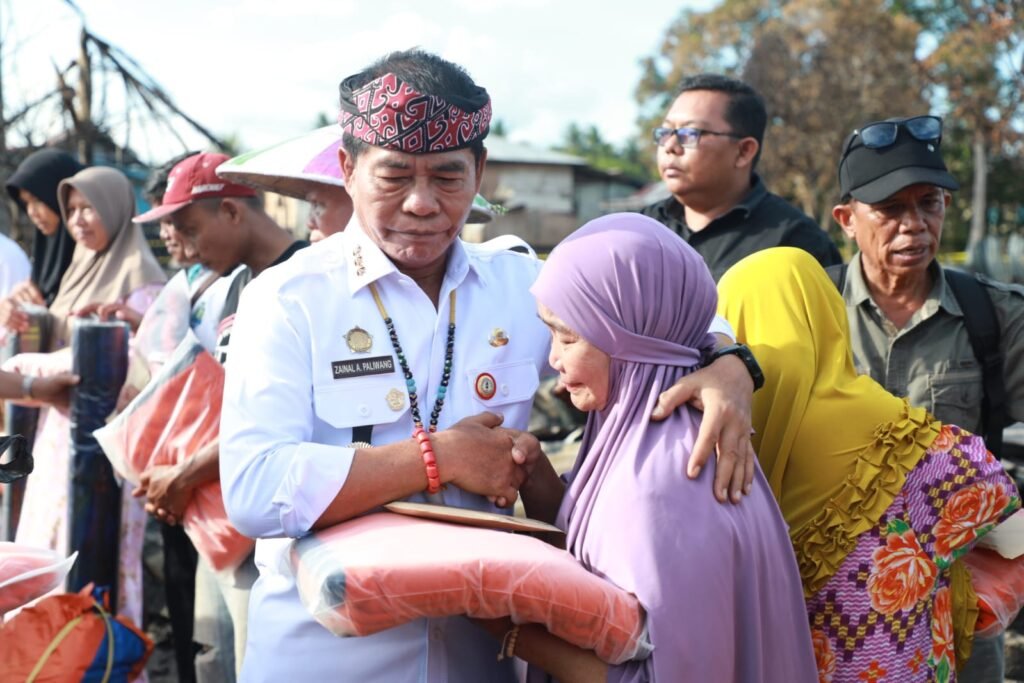 Gubernur Kaltara Tinjau dan Berikan Bantuan ke Korban Kebakaran