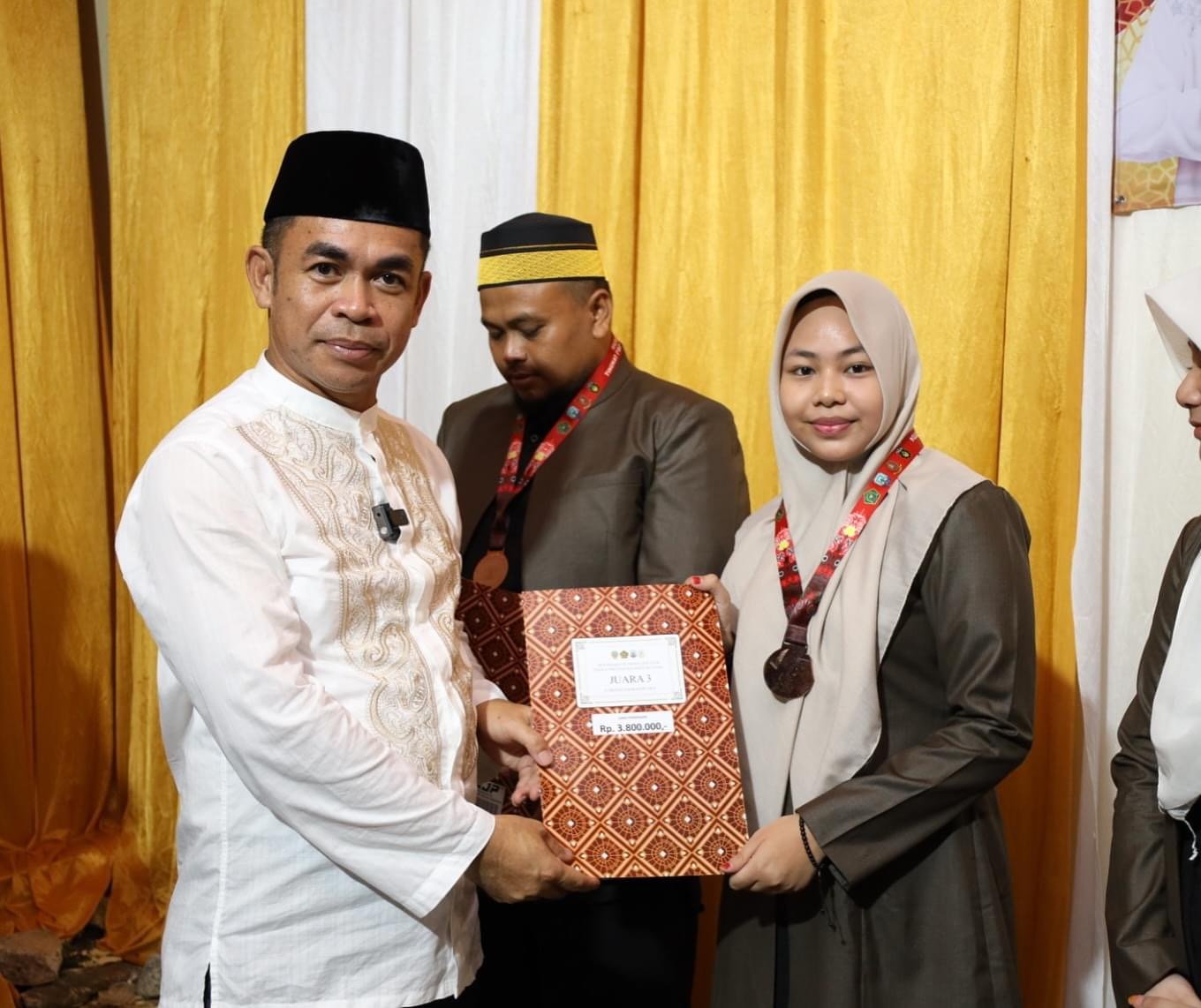 Penyerahan  Medali Dan Bonus  Untuk Juara I MTQ Ke-IX  Tingkat Provinsi Kaltara