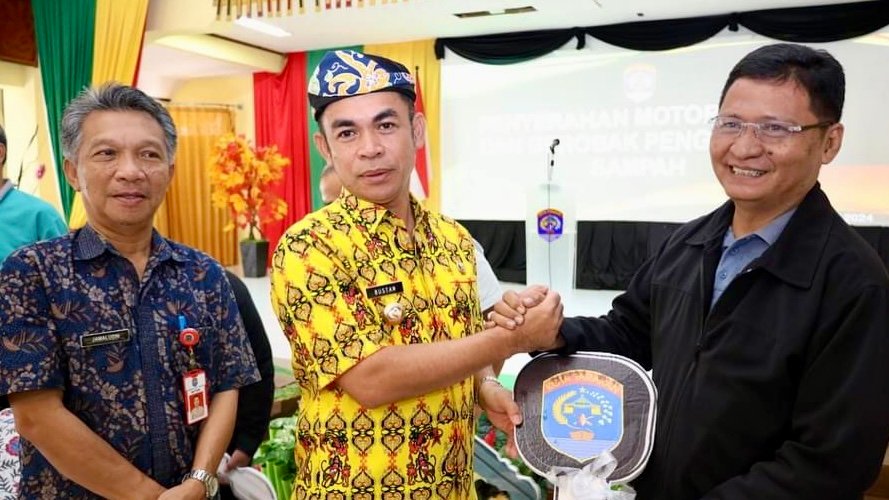 PJ Wali Kota Tarakan Serahkan Motor Roda Tiga dan Gerobak Roda Dua Untuk Pengelolaan Sampah