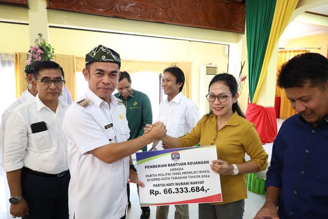 Bantuan keuangan diserahkan Pj Wali Kota Tarakan kepada 12 Partai Politik