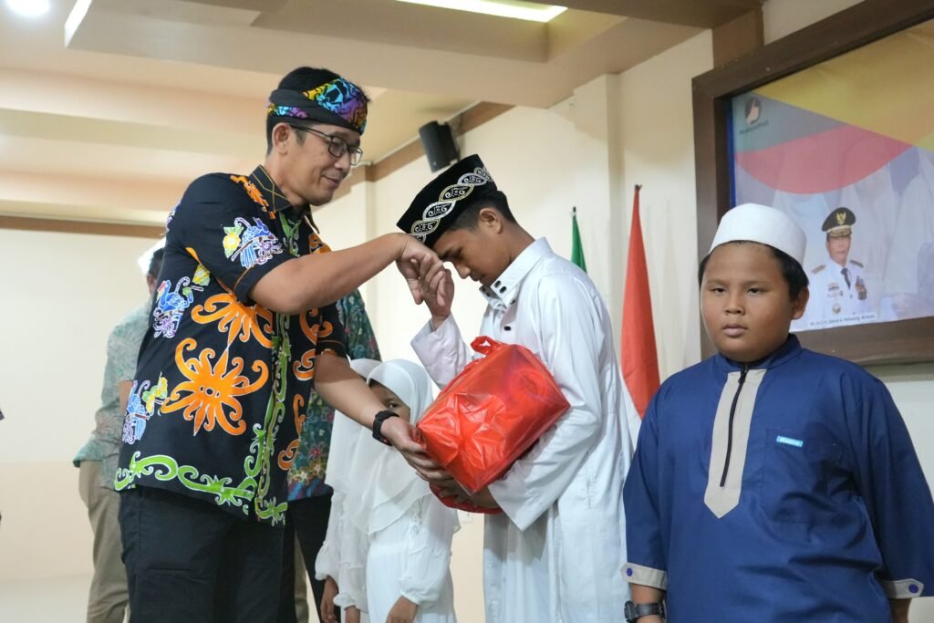 Pemprov Serahkan Bantuan Pangan Kepada Anak di Panti Asuhan