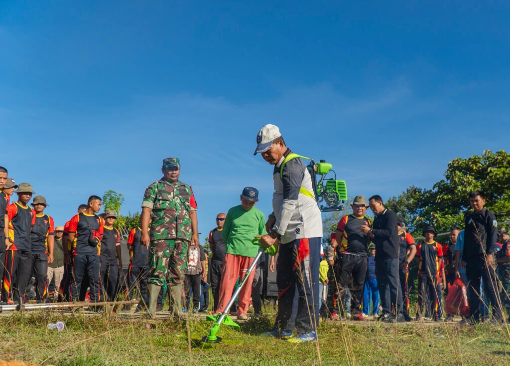 Ikut Gotong Royong, Gubernur Disambut Hangat Warga Desa Tengkapak