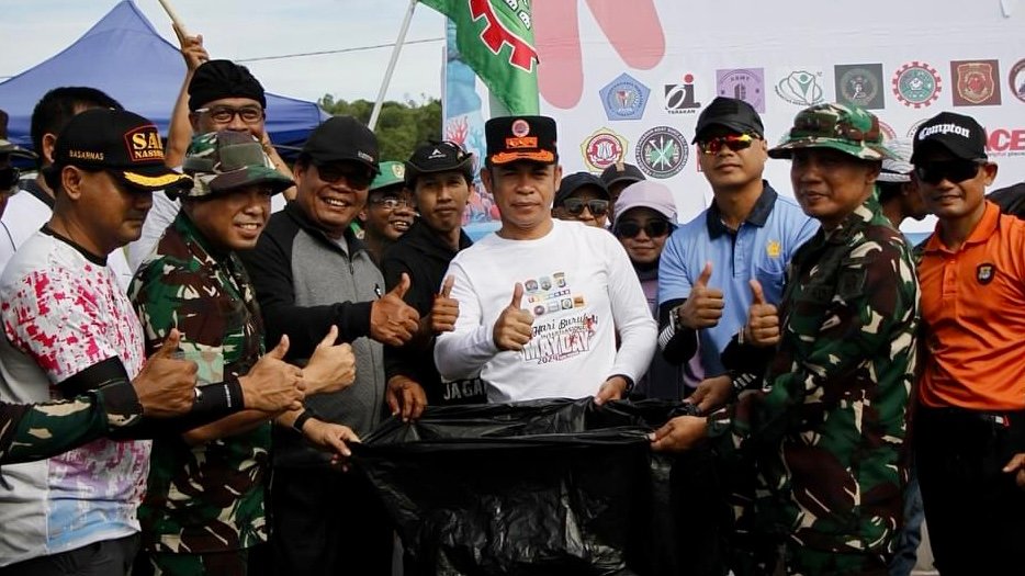 Pj Wali Kota Tarakan menghadiri Gelar Gerakan Peduli Sampah Pesisir di Pantai Amal