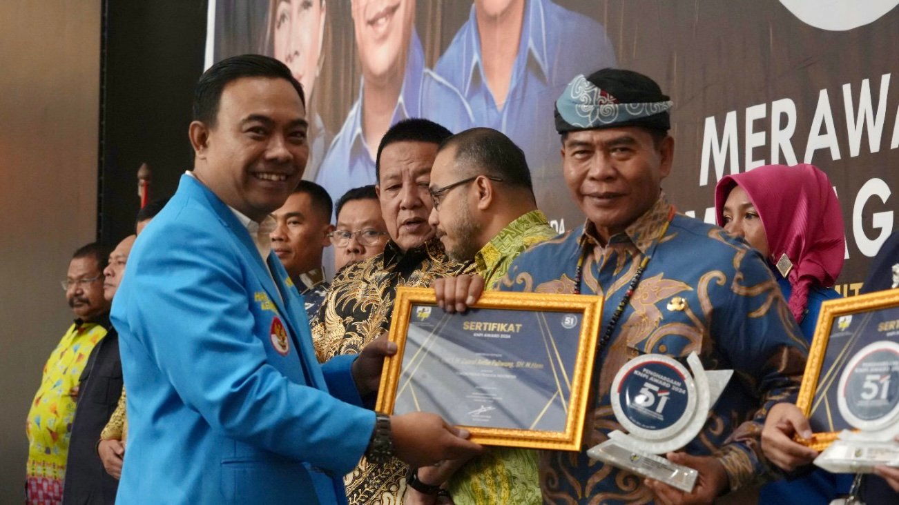 Gubernur Terima Penghargaan Sebagai Tokoh Peduli Pemuda Indonesia