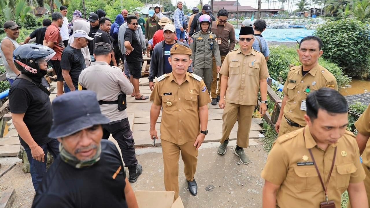 Peninjauan Pengerjaan Jembatan Pantai Amal