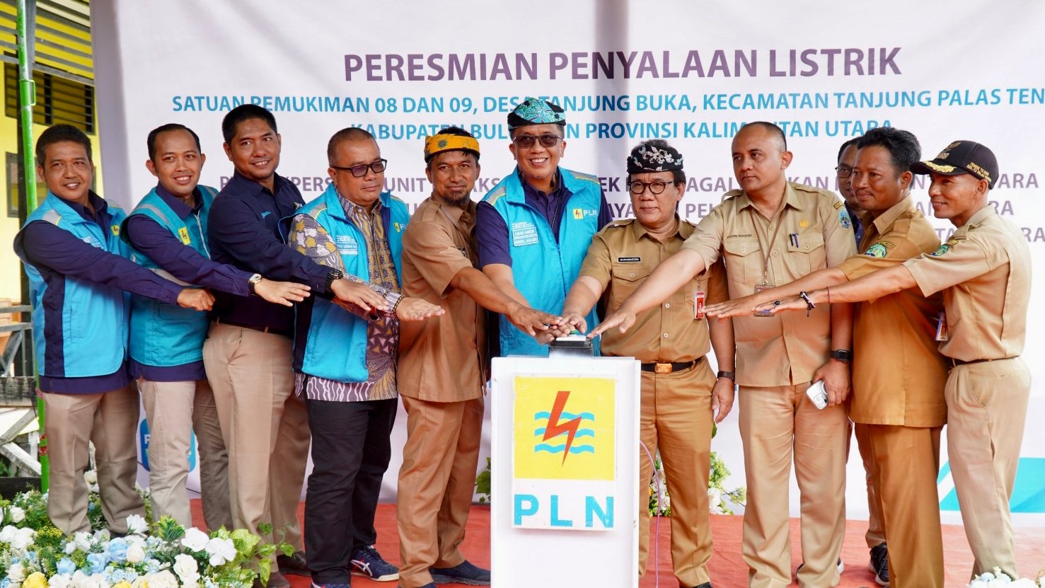 Permukiman Transmigrasi Tanjung Buka Tersambung Aliran Listrik