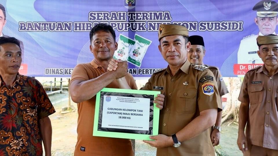 Pemkot Tarakan Serahkan Bantuan 24,5 ton Pupuk Non Subsidi