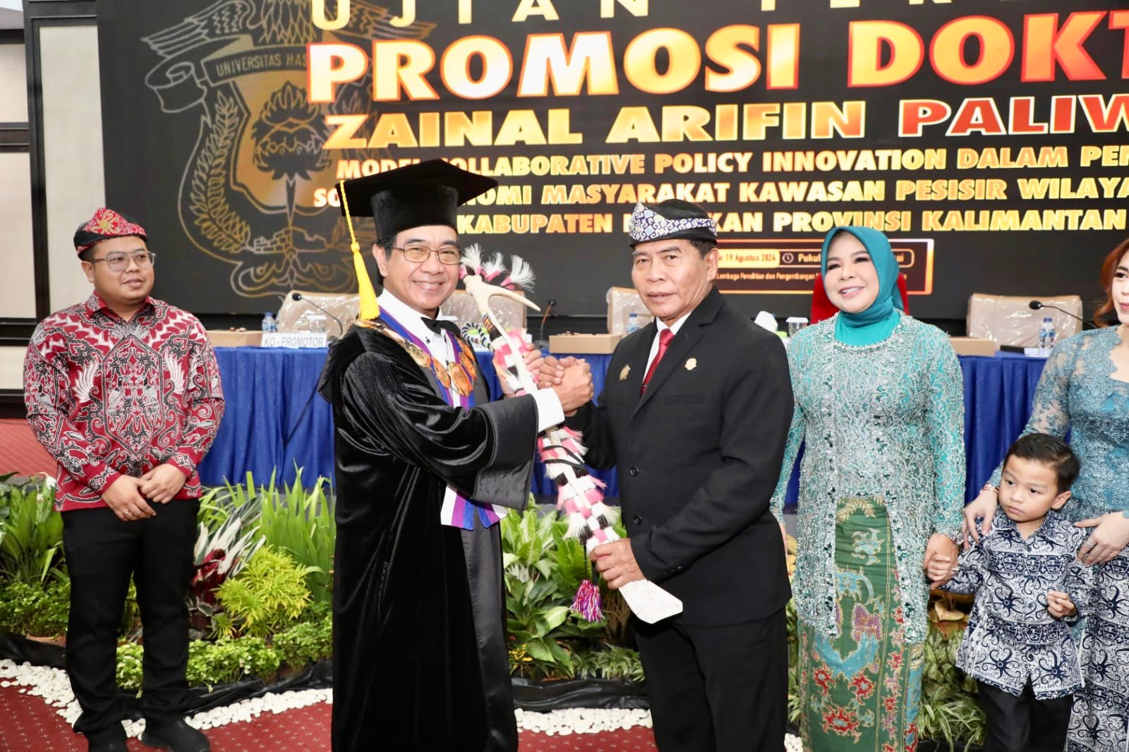 Bahas Isu Sosial Ekonomi Perbatasan pada Disertasinya, Gubernur Peroleh Predikat Cumlaude