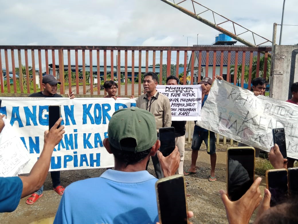 Negosiasi Mandek, Ratusan Buruh PT. PMI di Sekatak Mogok Kerja