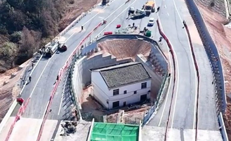 Menolak Relokasi, Kakek di China Sesali Rumahnya Dikepung Jalan Tol