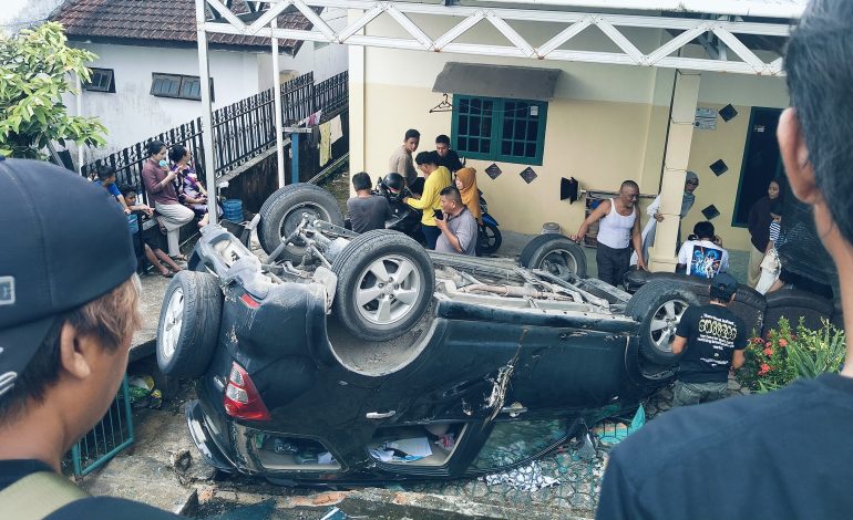 Mobil Dinas RSUKT Terbalik di Tanjakan Hang Tuah, Diduga Rem Blong