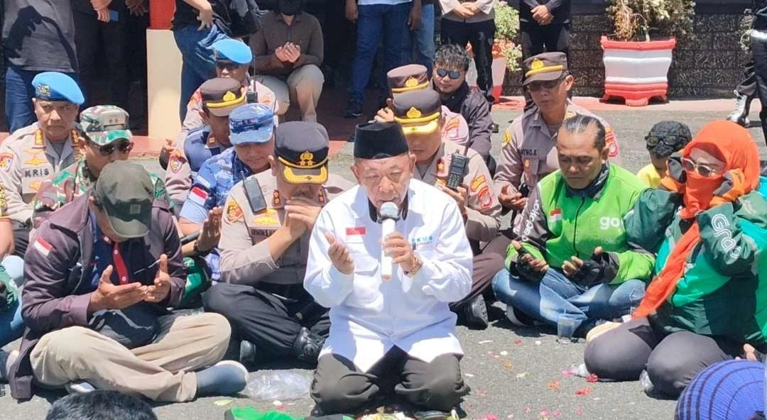 Ratusan Driver Ojol Gelar Aksi Tabur Bunga di Depan Polres Tarakan