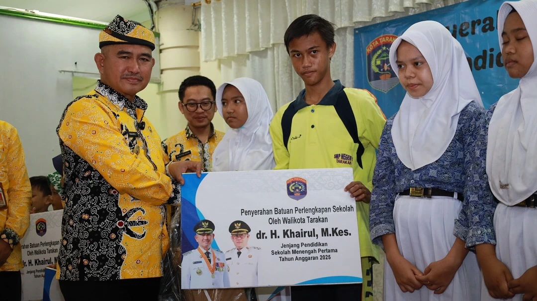 Dukung Peningkatan Mutu Pendidikan, Wali Kota Khairul Serahkan Bantuan Peralatan Sekolah