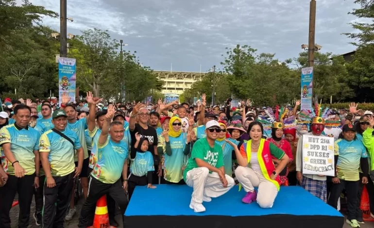 Green Democracy Fun Walk DPD RI Meriah di GBK, Wali Kota Khairul Tarakan Ikut Berjalan Sehat
