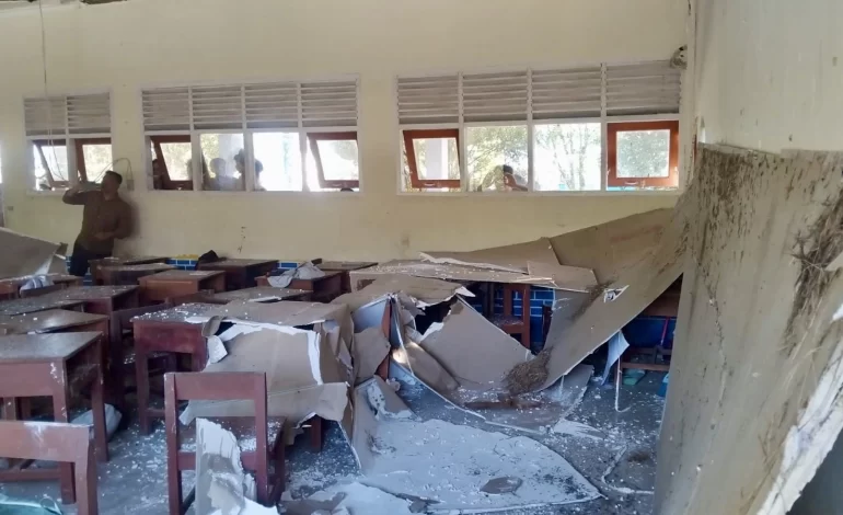 Plafon Kelas SMPN 1 Lumbis Ambruk, Siswa Alami Cidera Ringan