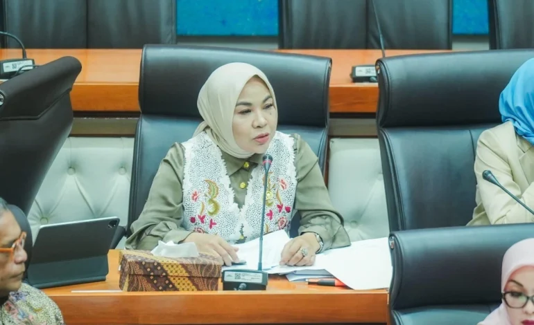 Masuki Masa Bayar UKT, 8 Mahasiswa UBT Terima Bantuan Pribadi Rahmawati Zainal Paliwang