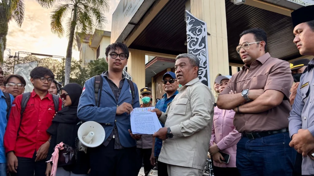 Penyerahan Tuntutan dari Mahasiswa (Zikrul Gibran) ke Ketua DPRD Tarakan (Muhammad Yunus) secara simbolis