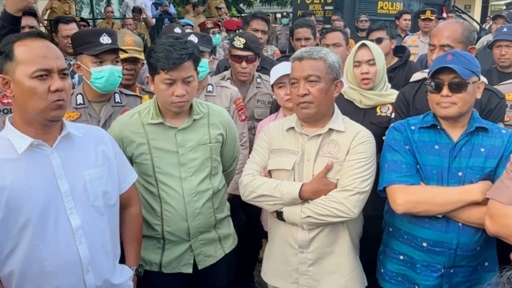 Perwakilan DPRD Provinsi Kaltara dan DPRD Kota Tarakan menemui massa aksi