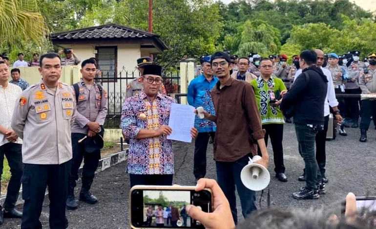 Sengkarut Pembubaran Nobar ‘Pesta Babi’ Berbuntut Panjang. Aliansi Mahasiswa Demo Pemkot, Desak Lurah Kampung 6 dan Dirut PDAM Dicopot