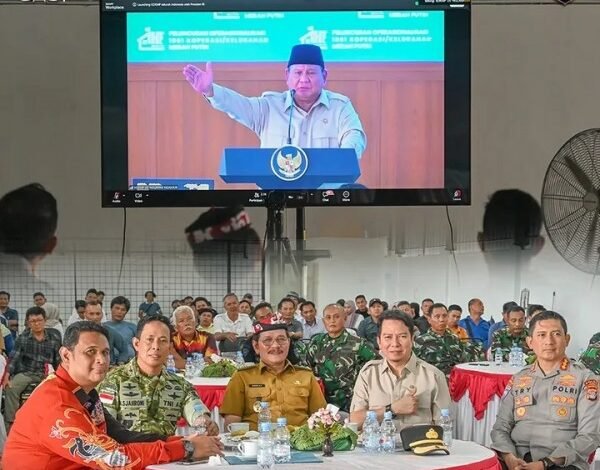 KALTARA RAYA- Ketua DPRD Provinsi Kalimantan Utara (Kaltara), Achmad Djufrie menghadiri peluncuran nasional 1.061 titik Koperasi Desa Kelurahan Merah Putih (KDKMP) yang diresmikan langsung oleh Presiden Republik Indonesia, Sabtu (14/5/2026). Kegiatan tersebut diikuti secara daring dari Koperasi Desa Kelurahan Merah Putih (KDKMP) Tanjung Selor, Kabupaten Bulungan, bersama sejumlah pejabat daerah dan tokoh masyarakat. Achmad Djufrie menyampaikan bahwa peluncuran KDKMP menjadi langkah strategis pemerintah dalam memperkuat perekonomian masyarakat hingga ke tingkat desa dan kelurahan. Menurutnya, keberadaan koperasi harus mampu menjadi motor penggerak ekonomi rakyat yang mandiri dan berkelanjutan.