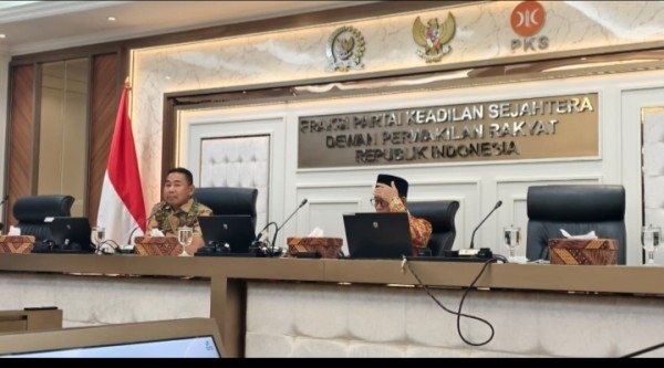 KALTARA RAYA - Peningkatan konektivitas digital di wilayah kepulauan dan daerah terpencil menjadi salah satu aspirasi yang disampaikan DPRD Provinsi Kalimantan Utara (Kaltara) saat melakukan kunjungan ke Fraksi PKS DPR RI dalam forum Aspirasi DPRD di Gedung DPR RI, Jakarta, Kamis (11/6/2026).  Wakil Ketua DPRD Kaltara, Muddain, mengatakan pemerataan akses telekomunikasi dan internet masih menjadi kebutuhan penting bagi masyarakat di sejumlah wilayah Kaltara, khususnya kawasan kepulauan dan daerah perbatasan.