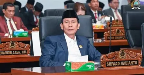 Supa’ad Hadianto Serap Aspirasi Warga Juata Permai, Serahkan Bantuan Mesin Pemotong Rumput