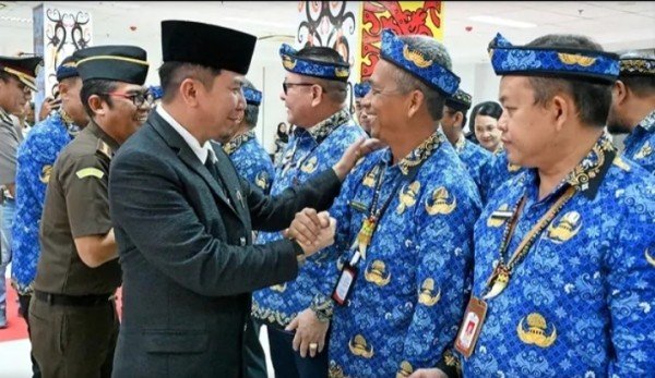 KALTARA RAYA -Ketua DPRD Provinsi Kalimantan Utara (Kaltara), Achmad Djufrie, menilai rotasi dan pelantikan pejabat di lingkungan Pemprov Kaltara harus menjadi momentum untuk memperkuat kinerja pemerintahan sekaligus meningkatkan kualitas pelayanan publik kepada masyarakat. Hal tersebut disampaikan Achmad Djufrie usai menghadiri kegiatan pelantikan, pengukuhan, dan pengambilan sumpah/janji jabatan pejabat pimpinan tinggi pratama (JPT Pratama) serta pejabat fungsional yang dipimpin langsung oleh Gubernur Kalimantan Utara, Zainal A. Paliwang, di Ruang Serbaguna Gedung Gadis, Kamis (11/6/2026).