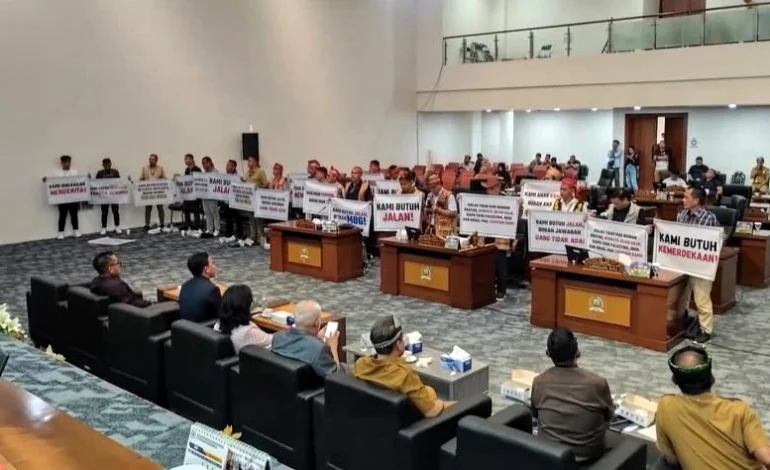 Jalan Lingkar Lumpuh Total, Puluhan Tokoh Krayan Geruduk DPRD Kaltara dan Lontarkan Kekecewaan Mendalam